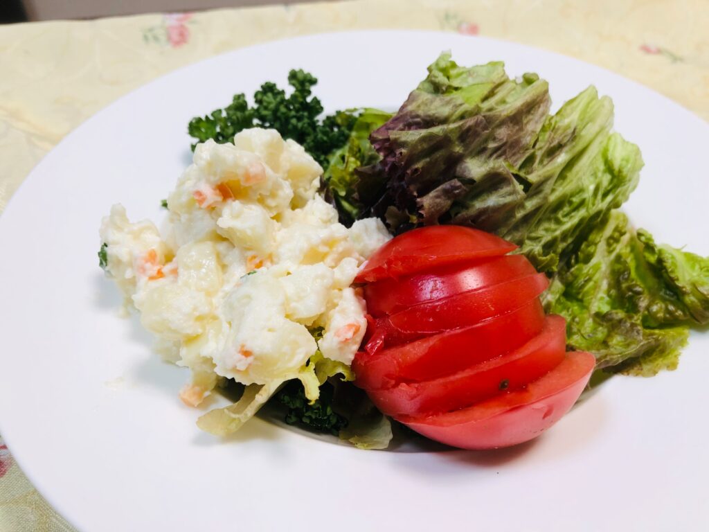 サラダ：レタス・パセリ・トマト
