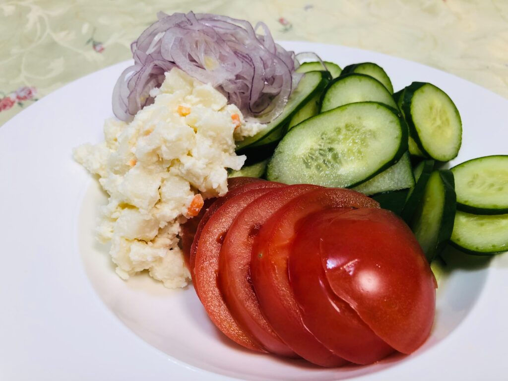 サラダ：胡瓜・トマト・玉ねぎ、ポテサラ