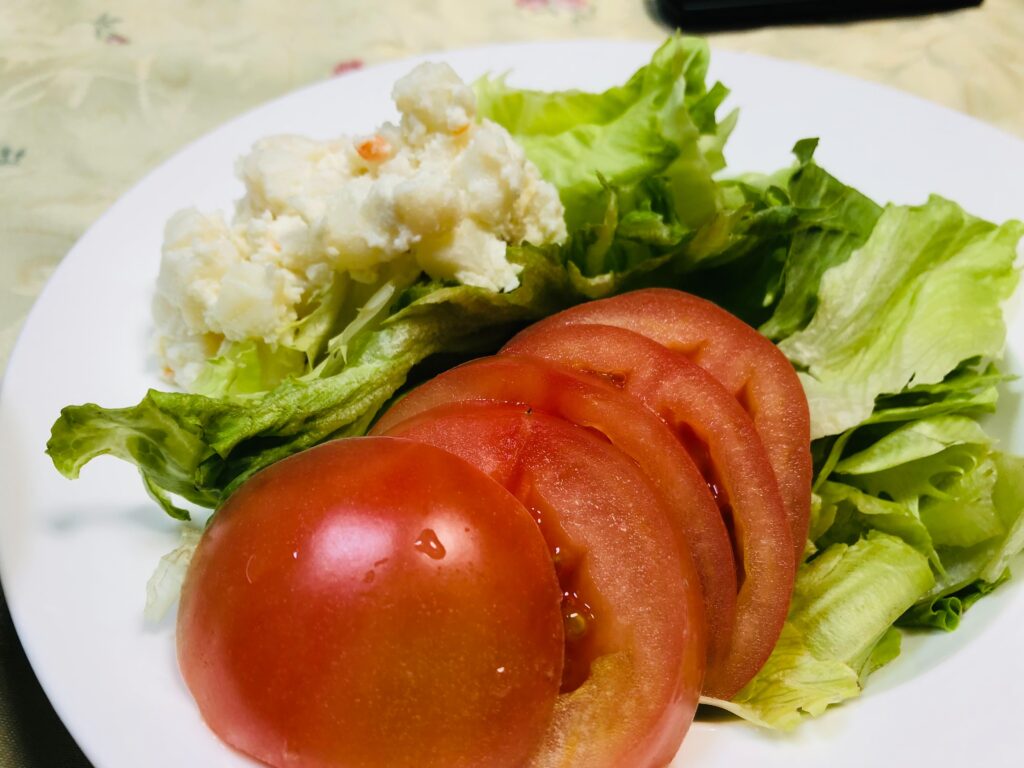 サラダ：トマト・レタス・ポテサラ