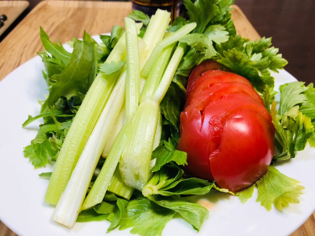 サラダ：セロリ・レタス・水菜・トマト