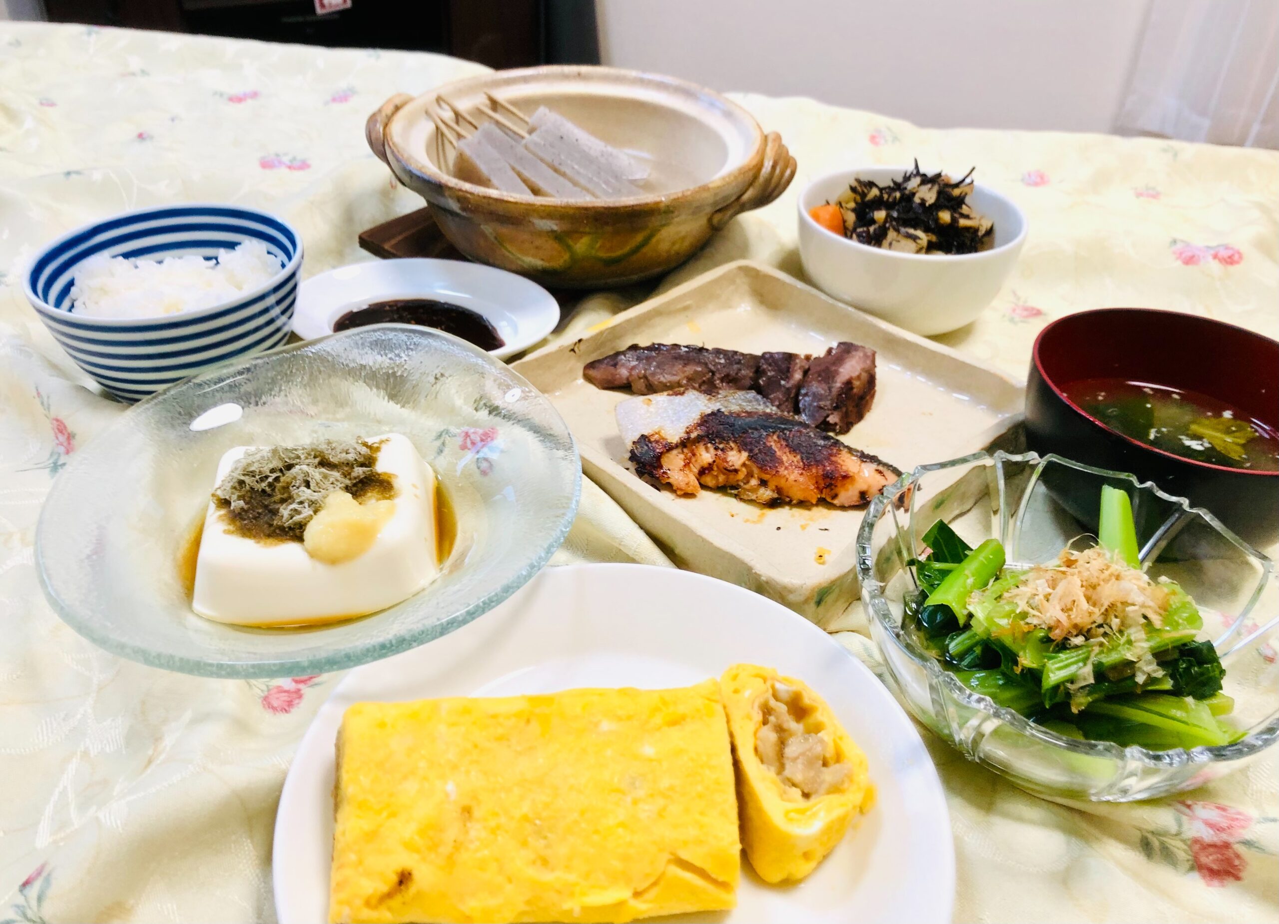 今日の晩酌：アナ玉、味噌こんにゃく、焼き魚、ひじき、小松菜浸し、冷奴：2022年5月4日