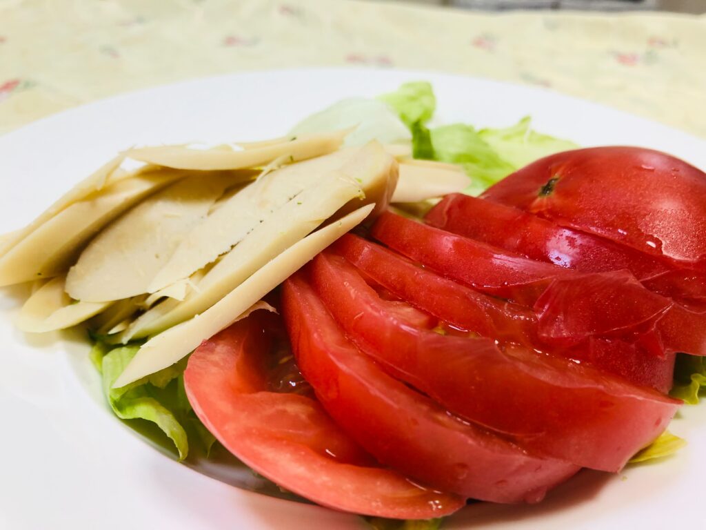 トマト　レタスサラダ　ホタテの魚肉ソーセージ