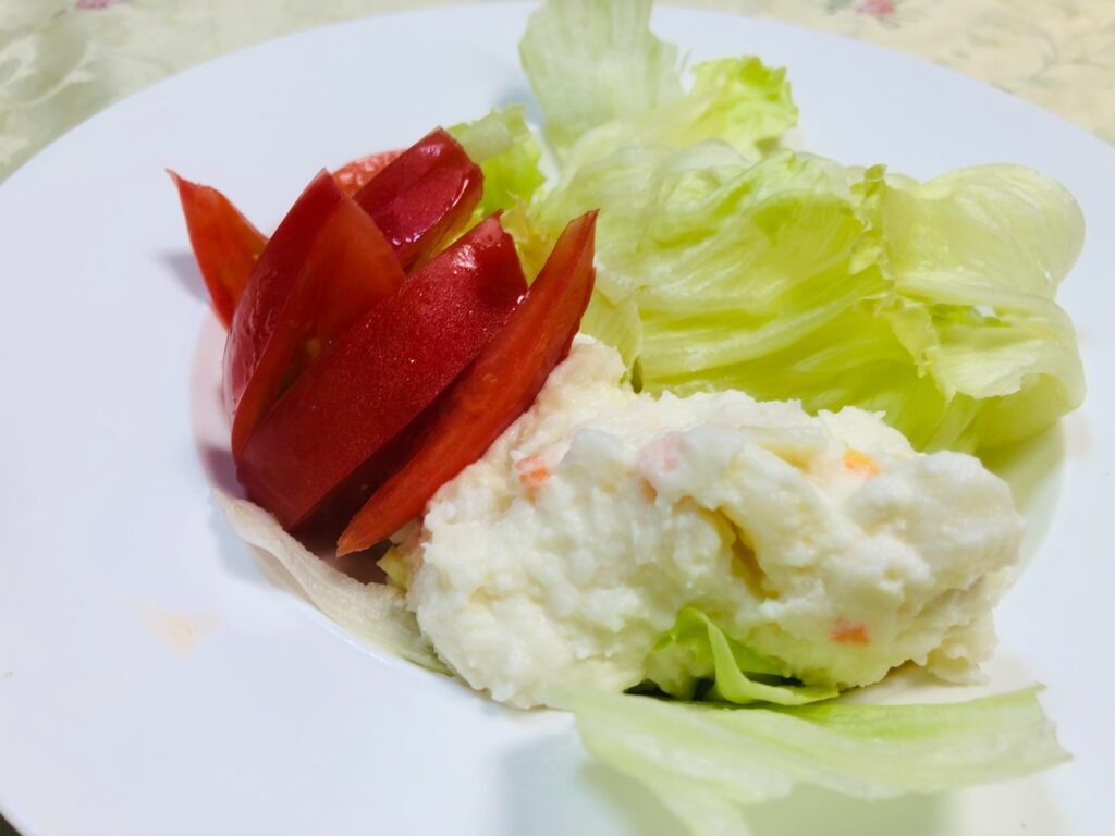 サラダ　トマト・レタス・ポテサラ