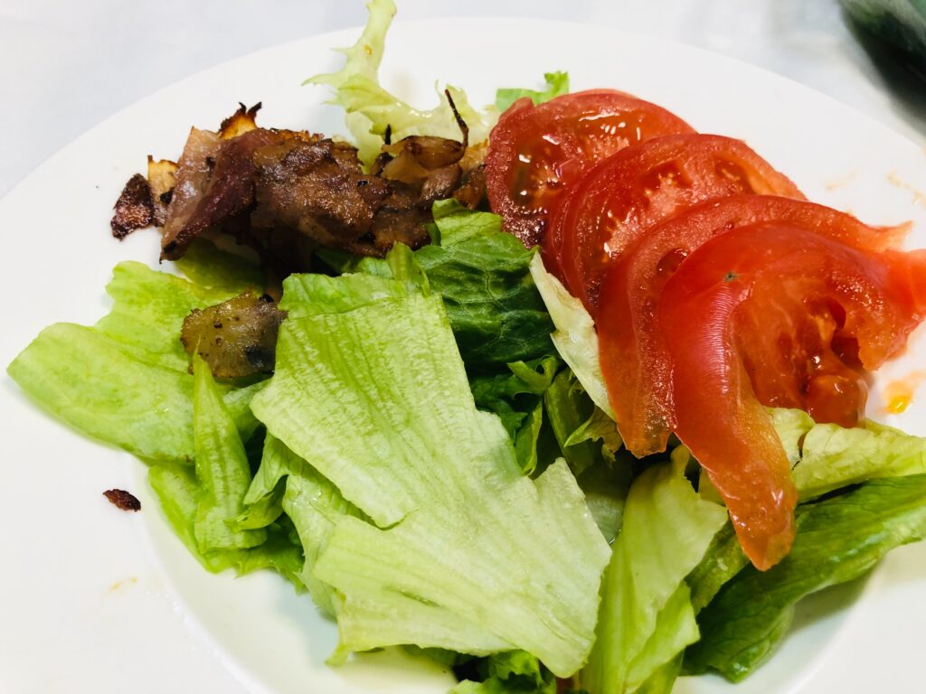 サラダ：レタス・トマト
